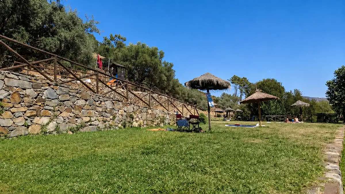 Zona de descanso de la piscina natural de Torre de Don Miguel