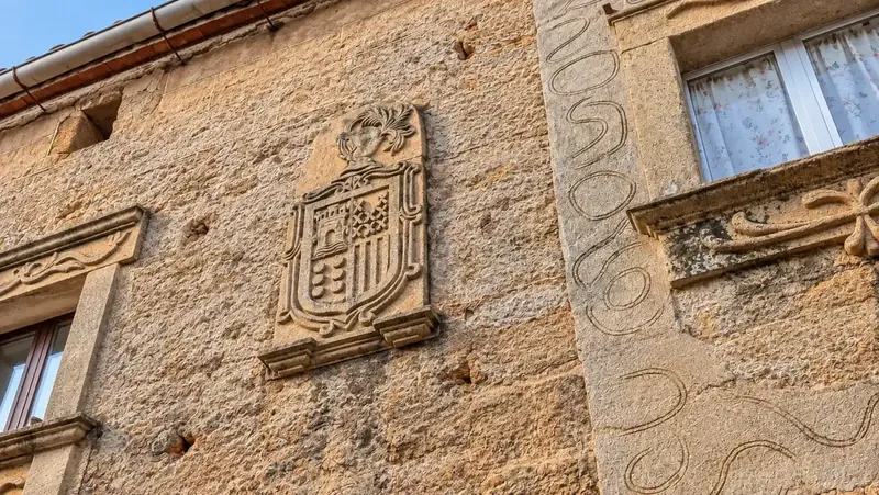 Escudos nobiliarios en Villasbuenas de Gata