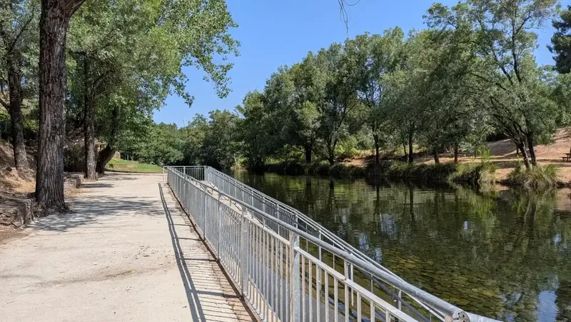 Accesibilidad piscina de Hoyos