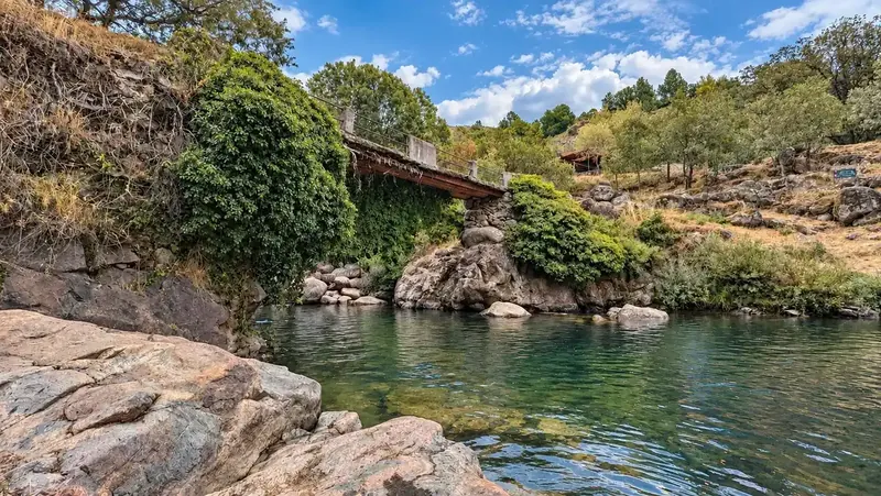 Piscina natural de Guijo de Santa Bárbara