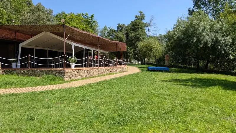 El Río Terraza y Grill, Hoyos