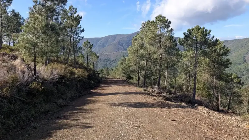 Ruta a la Peña Montá, Descargamaría